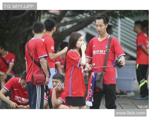 重庆力帆与江苏苏宁对决球场上美女球迷的热情与风采尽显